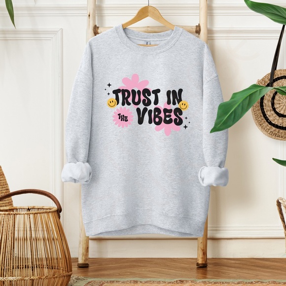 🚨 SALE 🚨 Trust in the Vibes Graphic Crewneck Sweatshirt - Picture 4 of 10